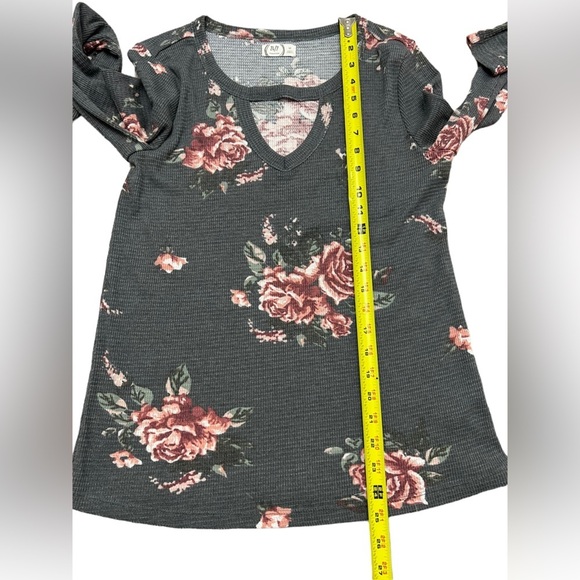 🩷 3/$20 Maurices medium 24/7 Gray Floral Cut Out Neck Textured Tee - Picture 9 of 10